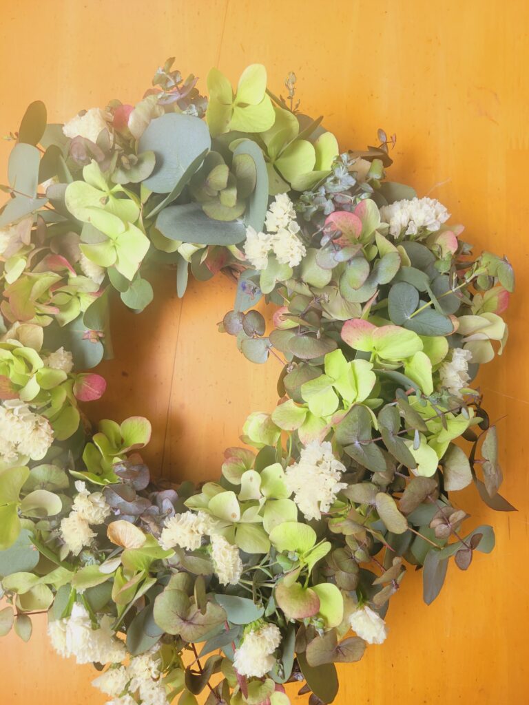 季節の花材たっぷりのさわやかリースレッスン