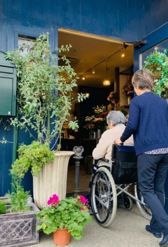 高齢者が参加できるフラワーアレンジメント教室